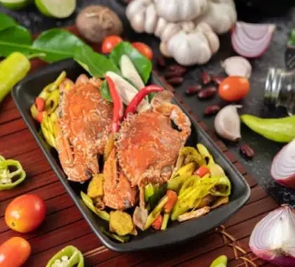 Try Chili Crab & Black Pepper Crab: Spicy and Delicious